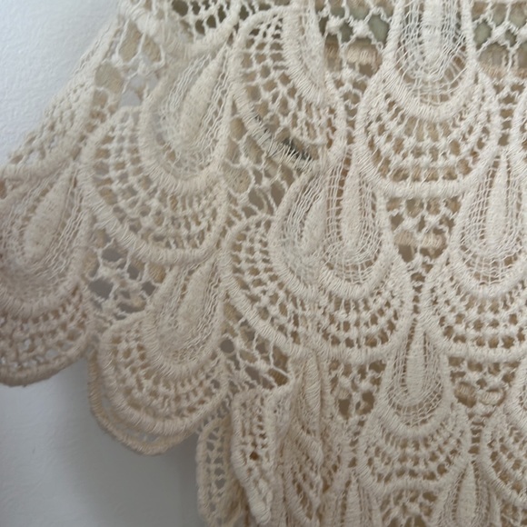 Delicate Lace top - Picture 2 of 7